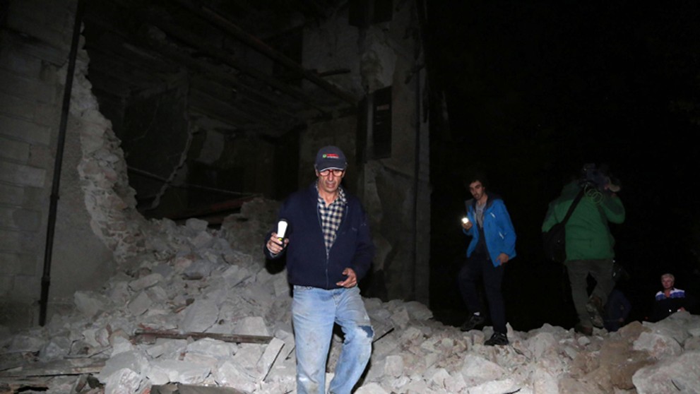 Obyvateľ talianskej dediny Visso sleduje škody po zemetrasení.