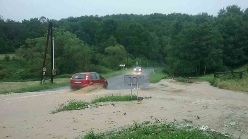 Hasiči zasahujú v mnohých miestach.