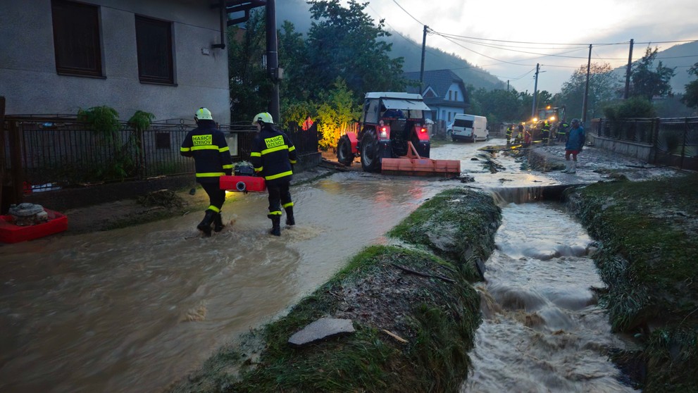 Hasiči zasahujú po bleskovej povodni v Brežanoch.