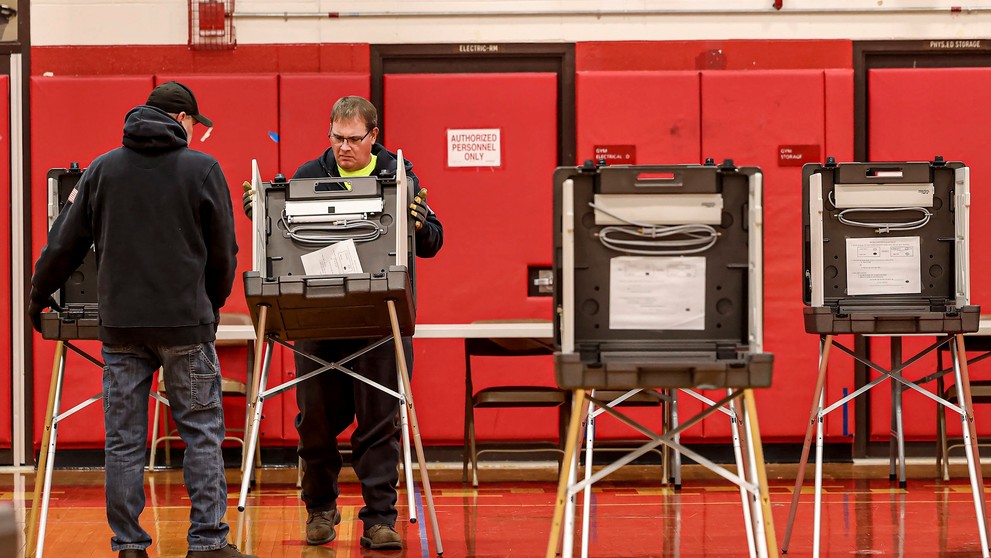 Prípravy na hlasovanie v americkom štáte Massachussets deň pred prezidentskými voľbami v USA