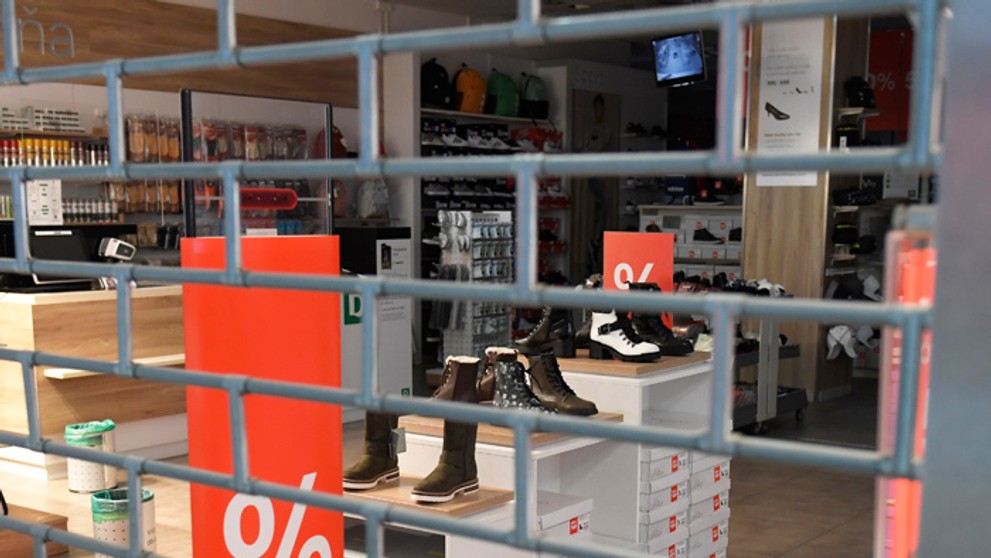 Takumi Minamino oslavuje svoj premiérový zásah v Premier League.