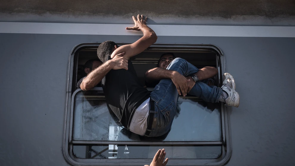 Snímka "Reporting Europe's Refugee Crisis" od ruského fotografa Sergeja Ponomarova, ktorá získala prvú cenu v kategórii Udalosť.