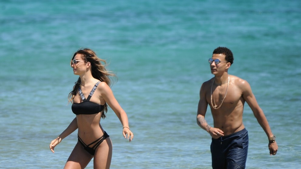 Ruby Mae a Dele Alli na pláži.