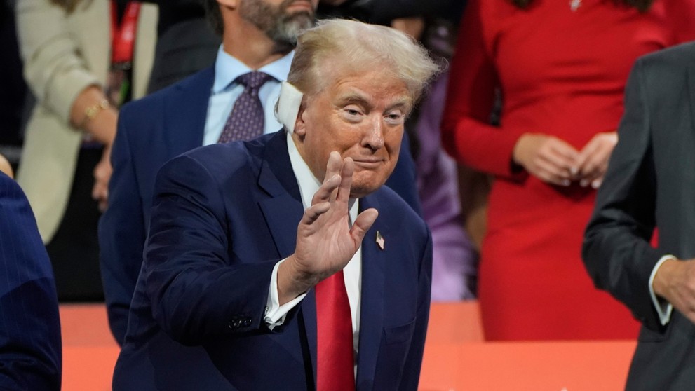 Donald Trump prišiel na zjazd republikánov s obviazaným uchom.