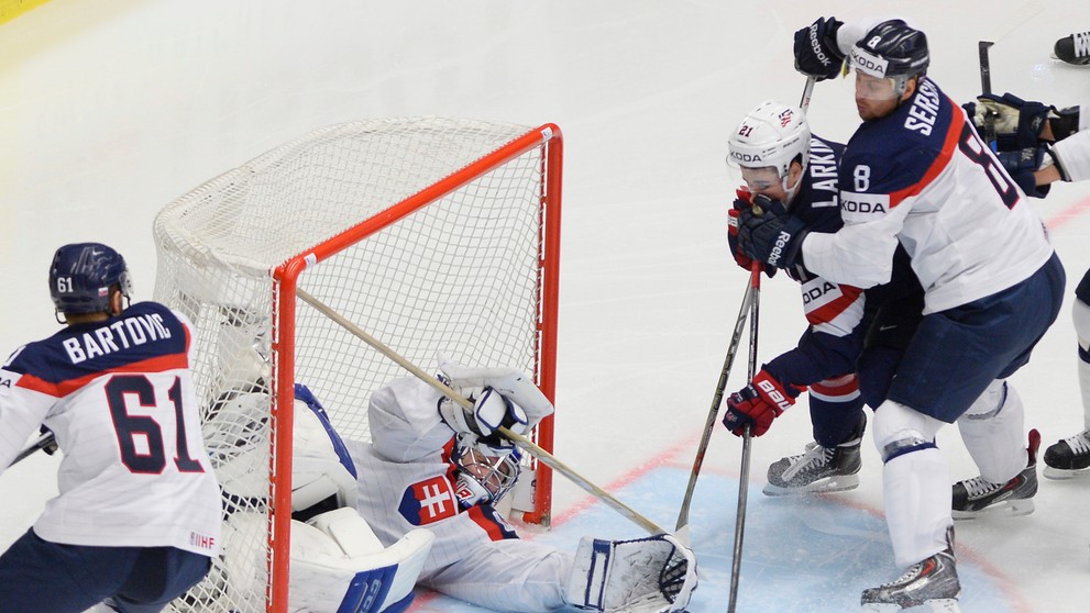 Zľava Milan Bartovič (Slovensko), brankár Ján Laco (Slovensko), Dylan Larkin (USA) a Michal Sersen (Slovensko) 