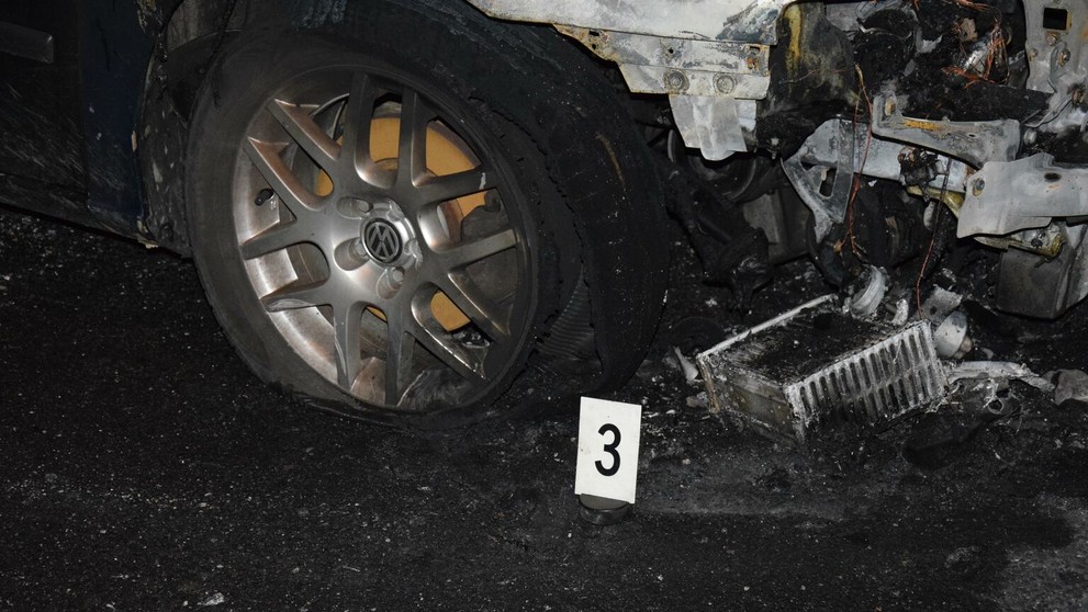 Autá niekto podpálil.