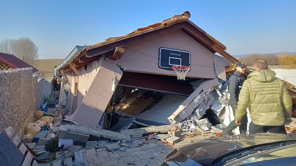 Po výbuchu sa otriasali aj základy garáže.