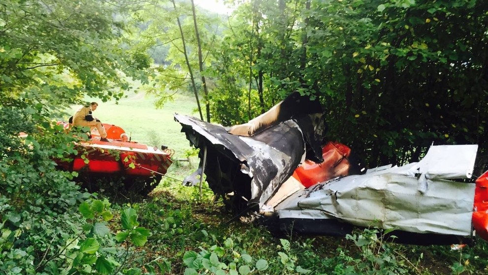 Vrak jedného z lietadiel odpratávali vo štvrtok večer po leteckom nešťastí pri obci Červený Kameň.