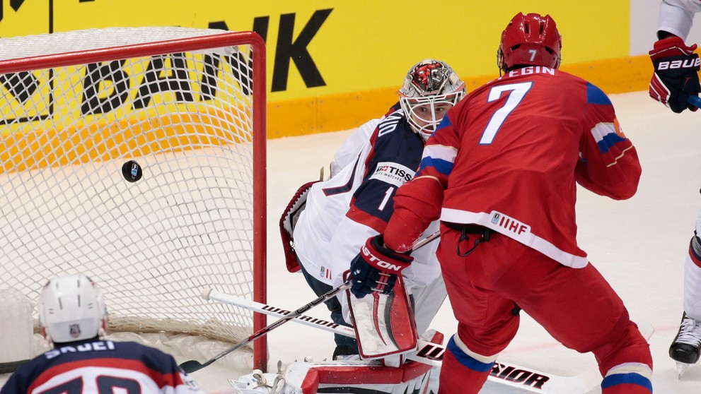 Ivan Telegin z Ruska strieľa štvrtý gól brankárovi USA Keithovi Kinkaidovi (v strede) v zápase o tretie miesto na MS v Rusku