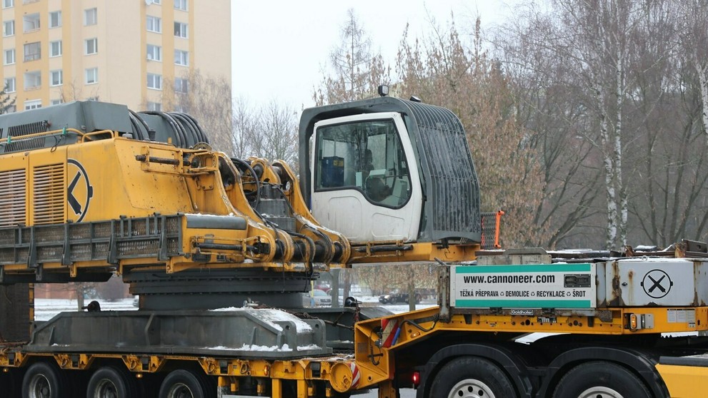 Časť demolačného stroja, ktorý zbúral bytovku v Prešove.