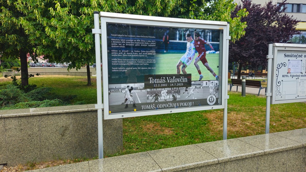 Futbalisti Tomášovi urobili spomienkovú tabuľu 