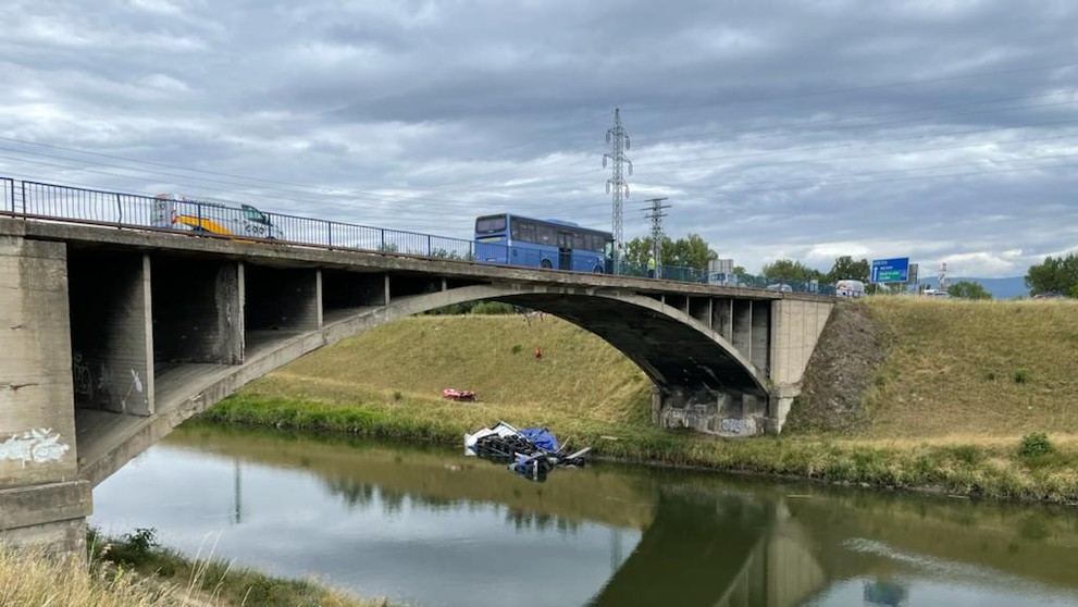 Kamión sa zrútil z mosta.