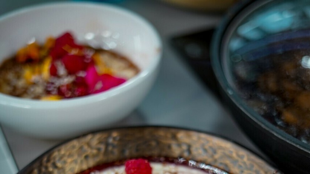 Sladká krupičná kaša s brusnicami.