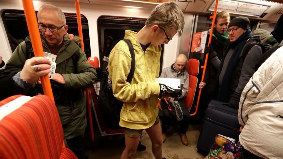 Ďeň bez nohavíc v pražskom metre.