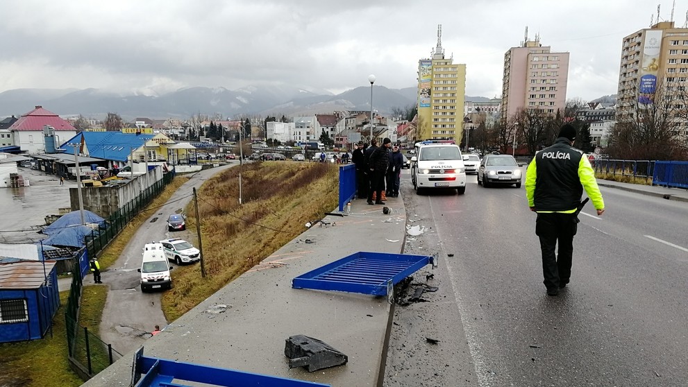 Auto spadlo z mosta.