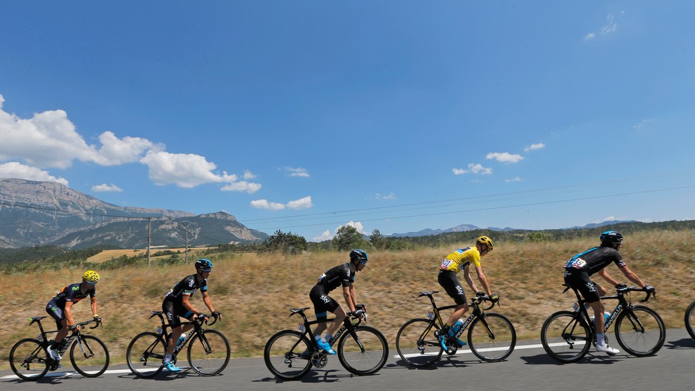 Cyklisti stúpajú na kopec počas 16. etapy Tour de France