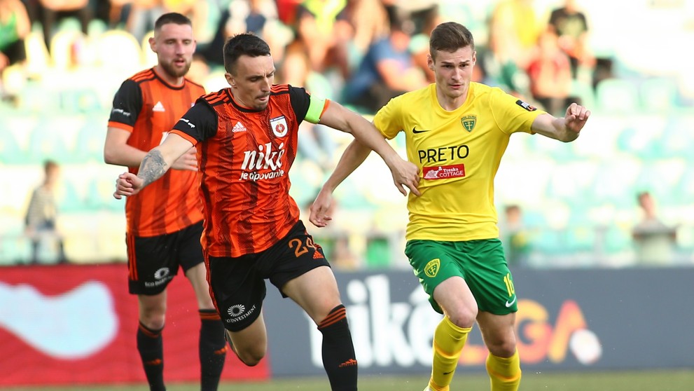 Na snímke sprava Patrik Iľko (Žilina) a Marek Zsigmund (Ružomberok) bojujú o loptu .