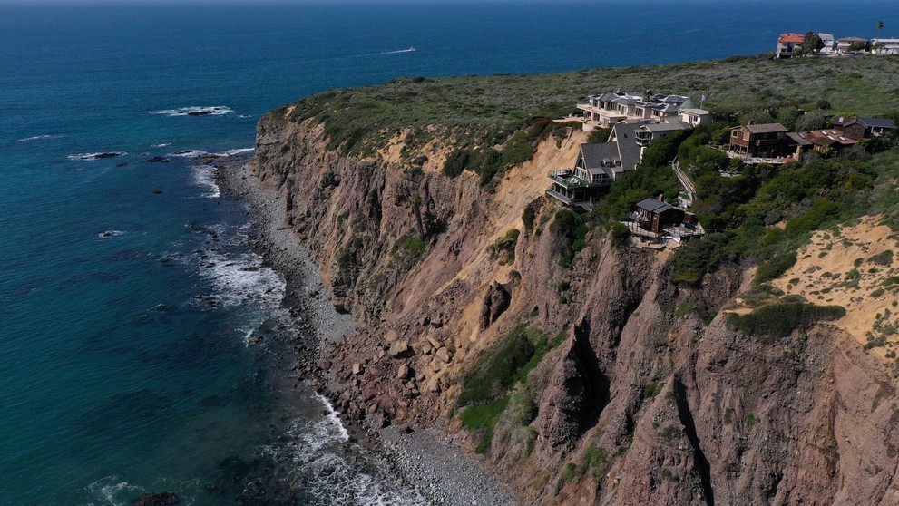 Zosuvmi ohrozené domy na útese v južnej Kalifornii.