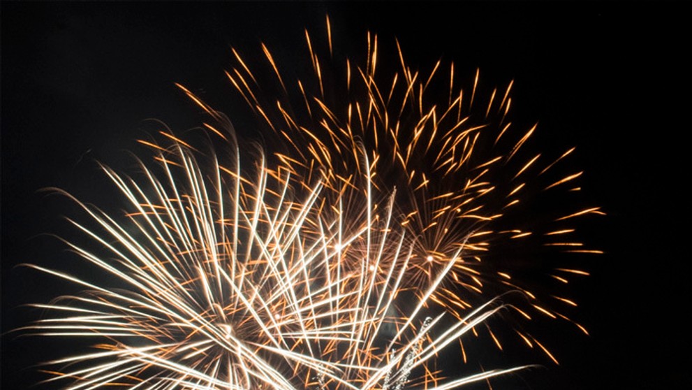 Pohľad na ohňostroj počas novoročných osláv v Bratislave.