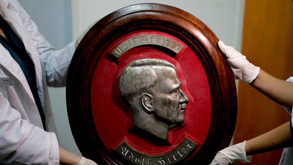 Portrét fašistického vodcu Adolfa Hitle v centrále Interpolu v Buenos Aires, ktorý našli v tajnej miestnosti.