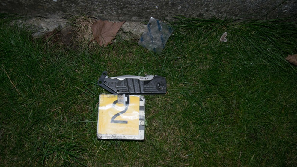 Zľava Švajčiari Yannick Bruschweiler, David Aebischer a Valentin Nussbaumer oslavujú gól proti Rusku na MS do 20 rokov.