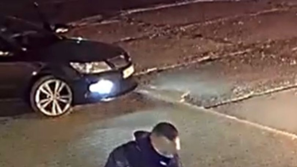 Muži podpálili päť áut.