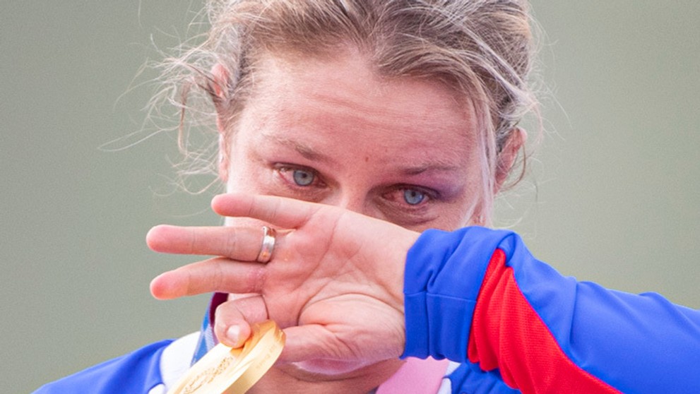 Zuzana Rehák Štefečeková na pódiu zo zisku zlatej medaily po triumfe vo finále trapu.