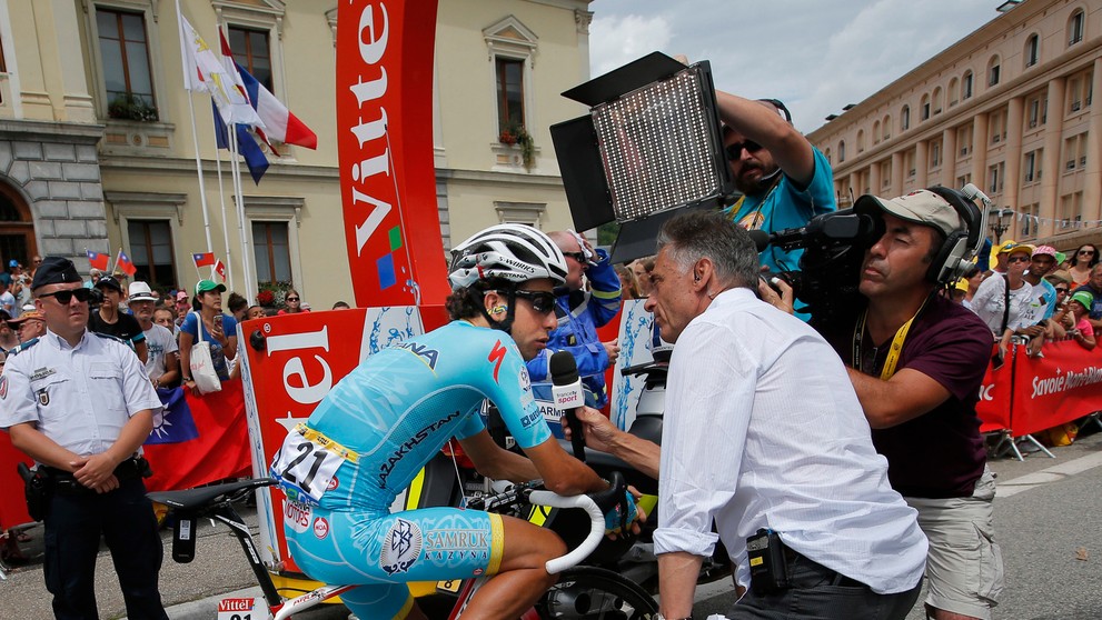 Fabio Aru odpovedá na otázky novinárov pred štartom 19. etapy Tour de France