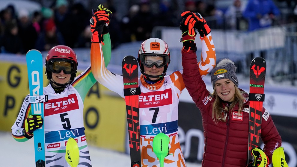 Petra Vlhová oslavuje na stupni víťaziek triumf v slalome žien Svetového pohára v alpskom lyžovaní žien v Levi.
