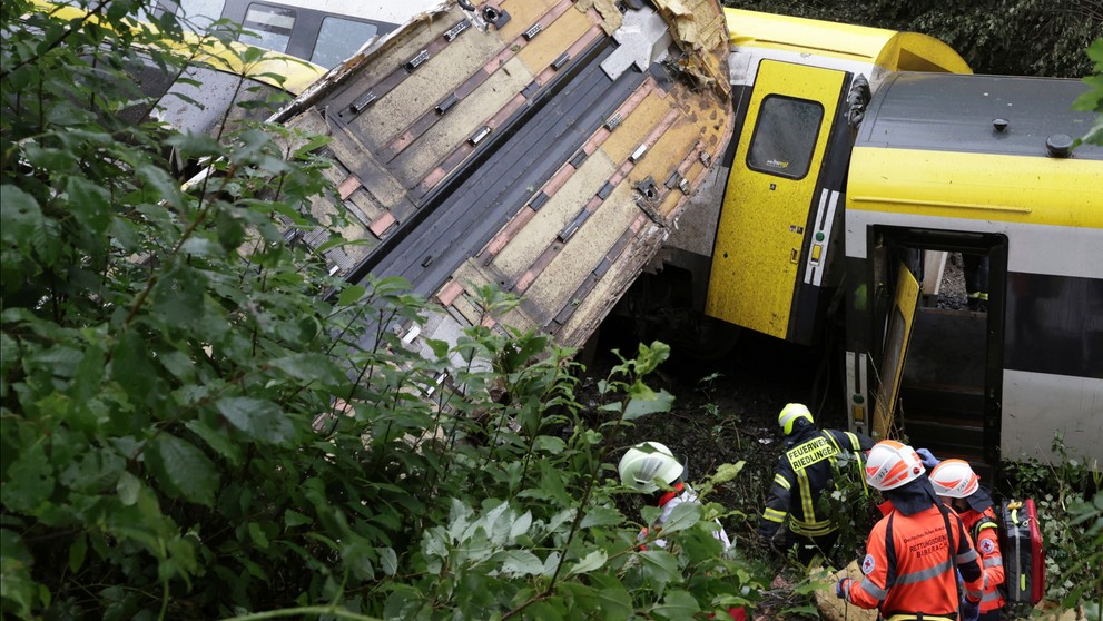 Vykoľajený vlak v Nemecku (cropped)