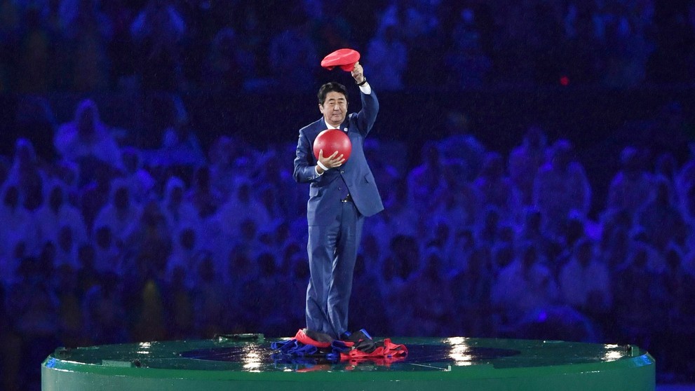 Japonský premiér Šinzo Abe  prevzal symbolickú štafetu počas záverečného ceremoniálu LOH v Riu.
