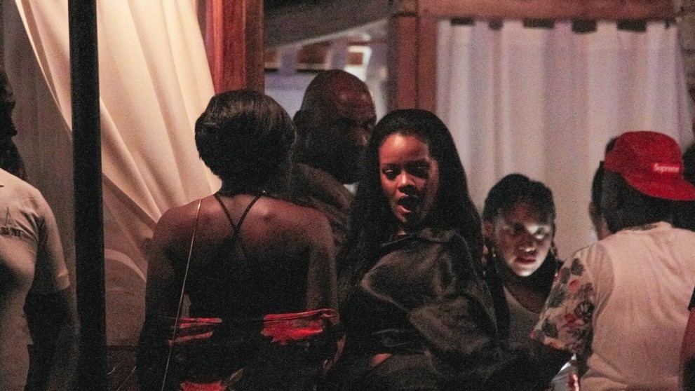 Rihhana si užila párty tak, ako sa patrí. 