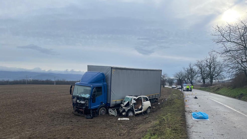 Po zrážke s nákladiakom zahynula 59-ročná žena.