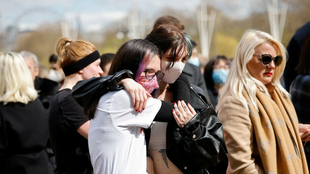 Británia plače za princom Philipom. Pred palácom sa zbierajú davy ľudí