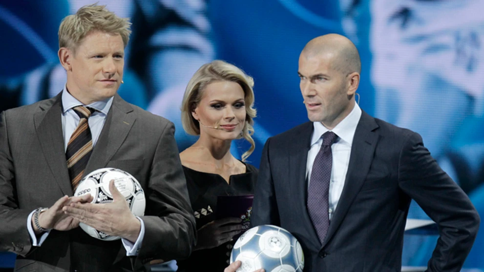 Vľavo na archívnej snímke Peter Schmeichel, otec Kaspera a dnešným trénerom Realu Zinedinom Zidanom. 