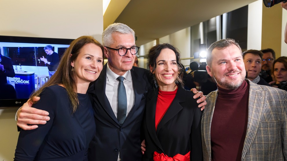 Ivan Korčok, podpredseda hnutia KDH Viliam Karas (vpravo), členka predsedníctva KDH a predsedníčka poslaneckého klubu KDH Martina Holečková (vľavo) a europoslankyňa za KDH Miriam Lexmann (druhá sprava) pózujú vo volebnej centrále.