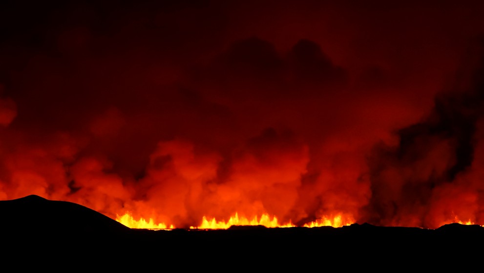 Dym stúpa po erupcii sopky, ku ktorej došlo severne od prístavného mesta Grindavík na polostrove Reykjanes