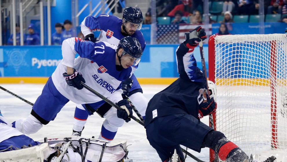 Marek Ďaloga (vľavo) v súboji s Američanom Brocom Littlom v osemfinále ZOH 2018.