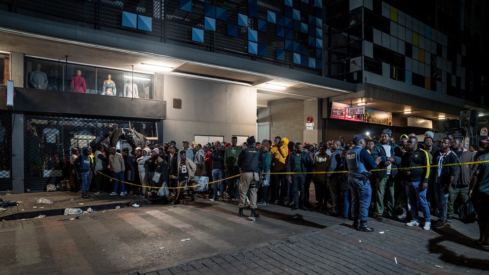 Ľudia sa zhromaždili po výbuchu plynu v centre Johannesburgu