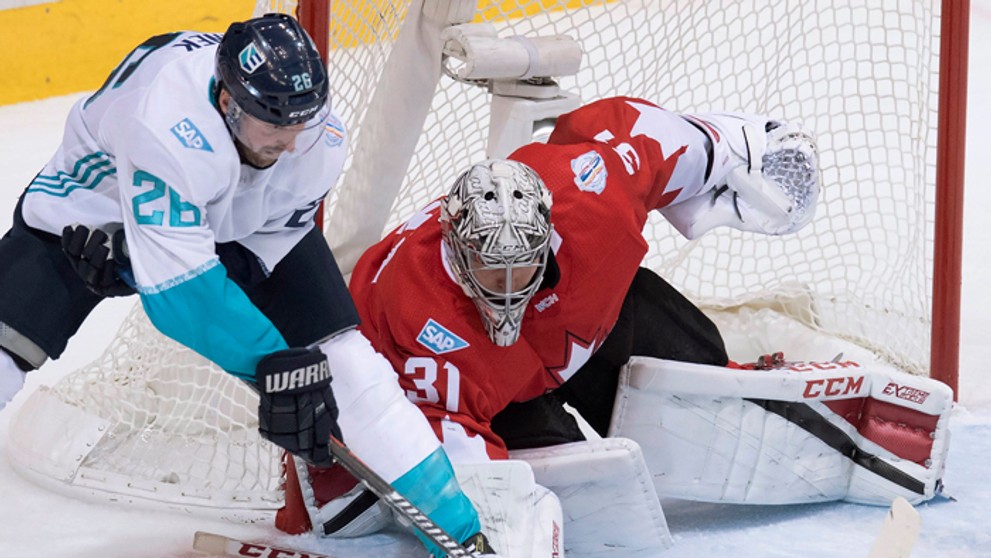 Thomas Vanek (Tím Európy) sa snaží prekonať kanadského brankára Carey Pricea.