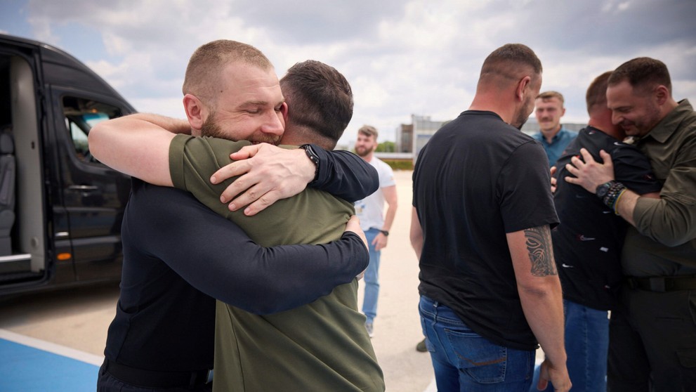 Hrdinovia z Azovstalu idú domov.