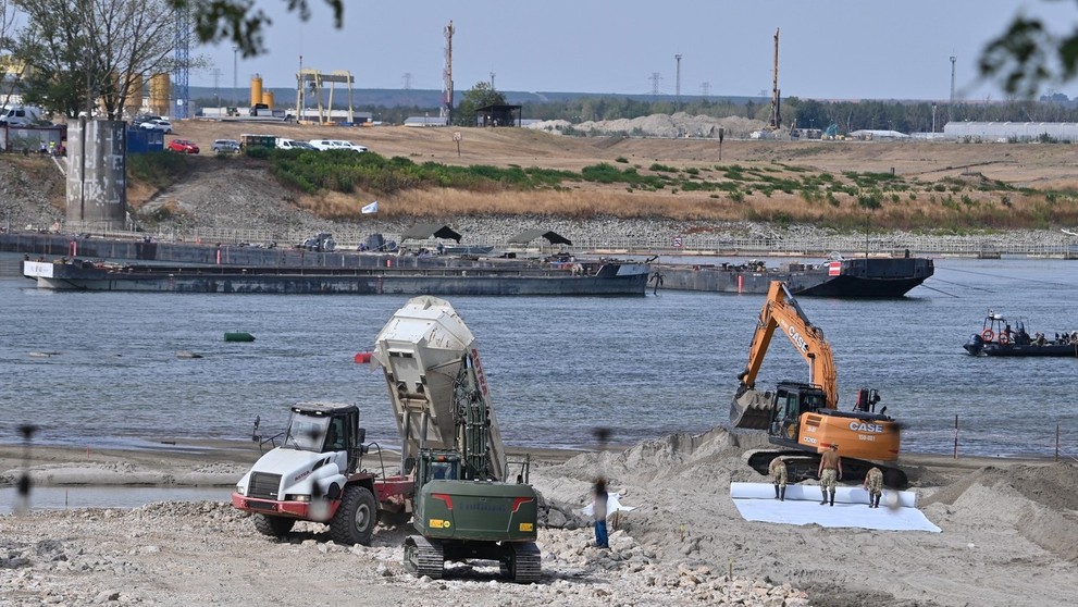 Ťažká technika asistuje pri riadenom potápaní dvoch 80 metrov dlhých člnov naložených kameňmi.