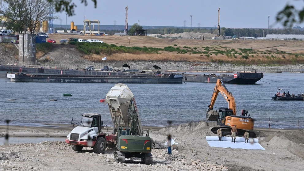 Ťažká technika asistuje pri riadenom potápaní dvoch 80 metrov dlhých člnov naložených kameňmi.