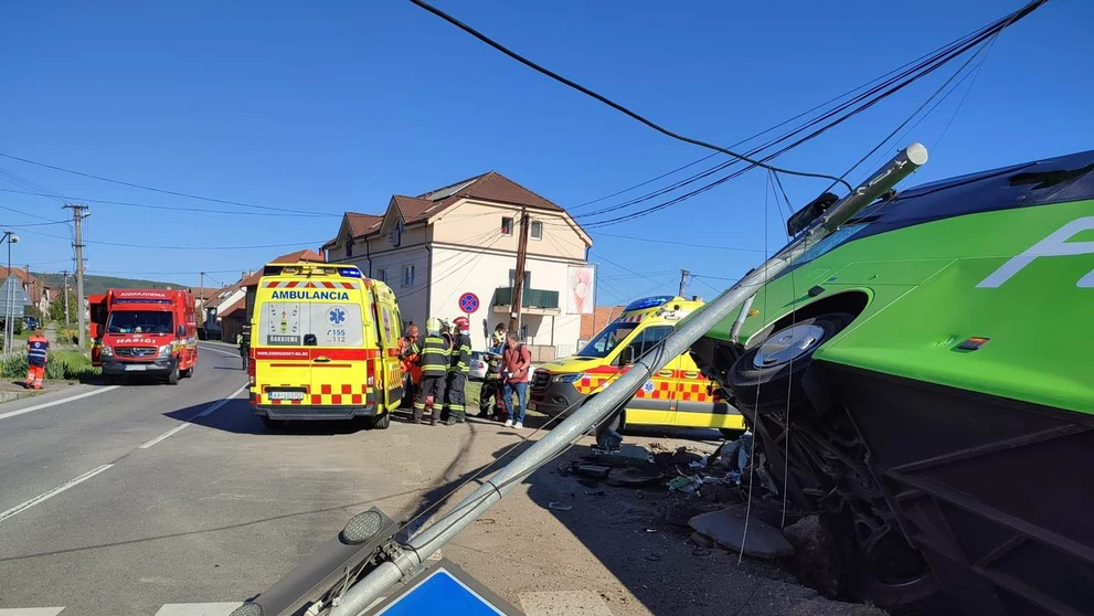 V obci Dobrá Niva havaroval autobus