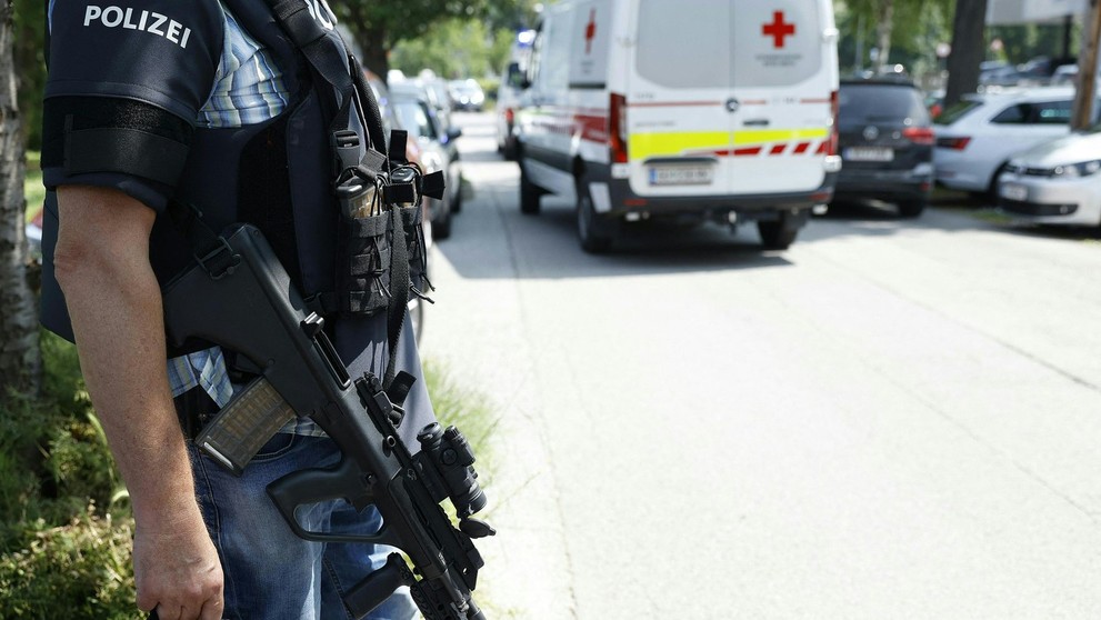 Polícia a záchranné zložky hliadkujú na mieste