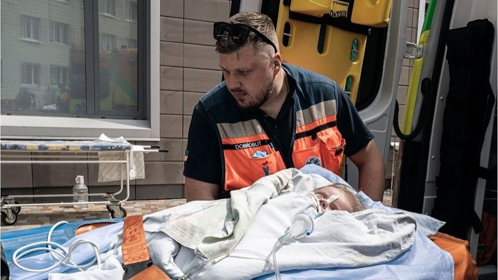 Zranené dieťa v opatere zdravotníka