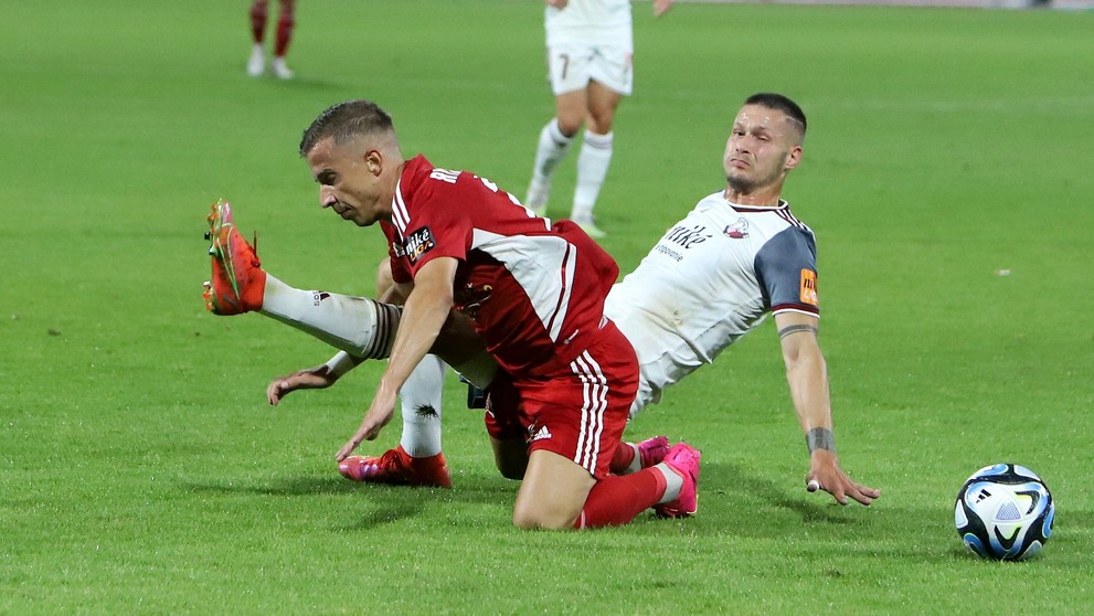 Na snímke zľava Martin Rymanenko (Banská Bystrica) a  René Paraj (Podbrezová) .