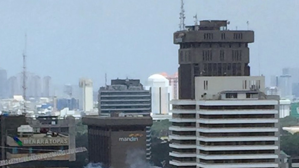 Centrom Jakarty otriasli výbuchy. 