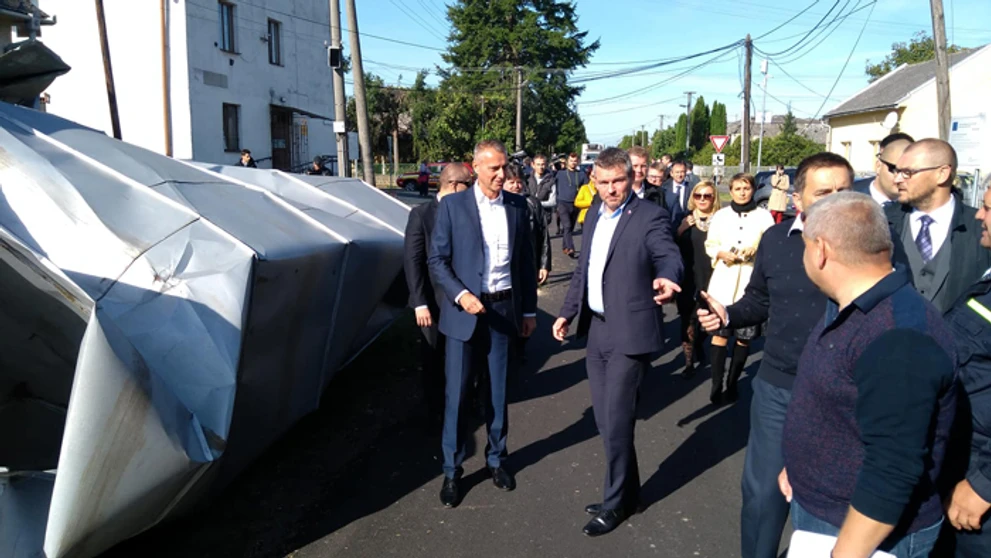 Premiér Peter Pellegrini v obci Lekárovce, ktorou sa prehnala veterná smršť.