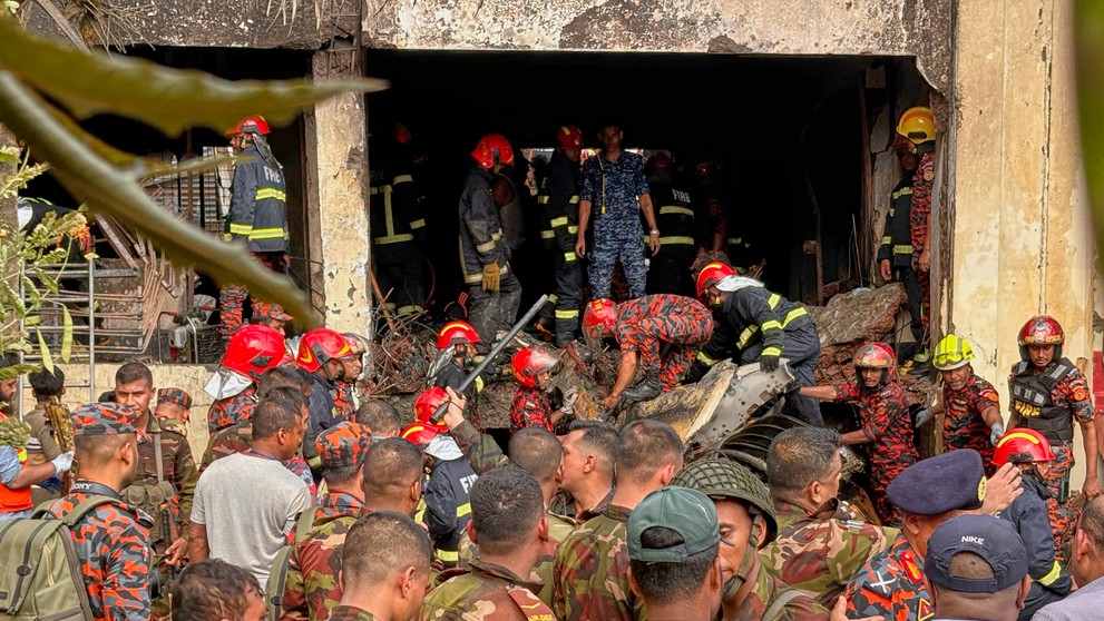 Do areálu školy v Dháke sa zrútilo armádne lietadlo.